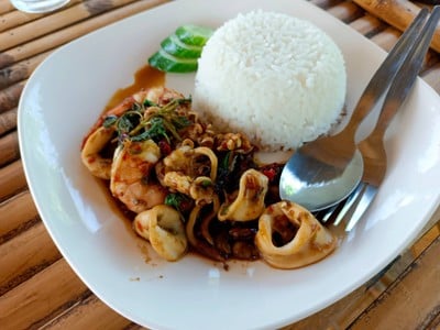 ข้าวราดผัดกะเพราทะเล