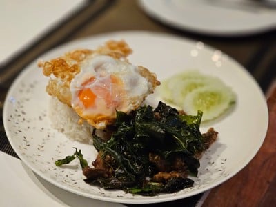 ข้าวกระเพราเนื้อไข่ดาว