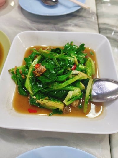 แขนงผัดใส่ปลาเค็ม