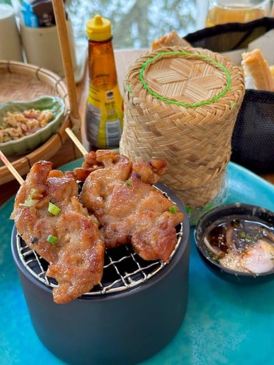 ข้าวเหนียวหมูปิ้ง