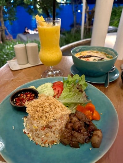 ข้าวผัดน้ำพริกลงเรือ