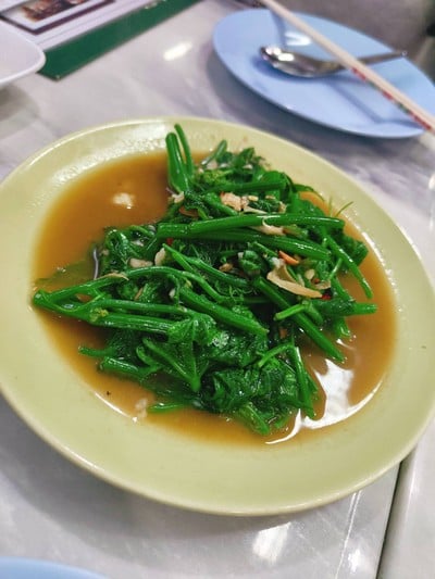 ผัดยอดมะระไฟแดง