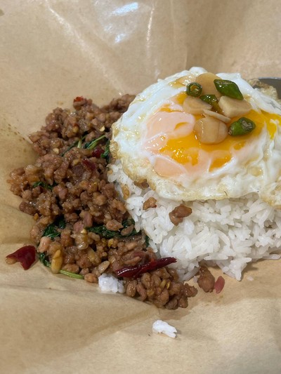 กระเพราหมูสับไข่ดาว