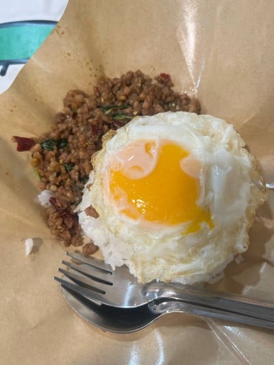 กระเพราหมูสับไข่ดาว