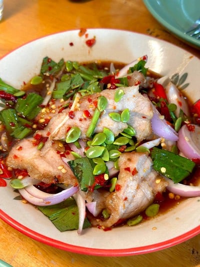 ยำลาวคอหมูย่าง