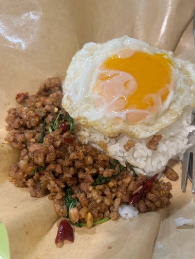 กระเพราหมูสับไข่ดาว