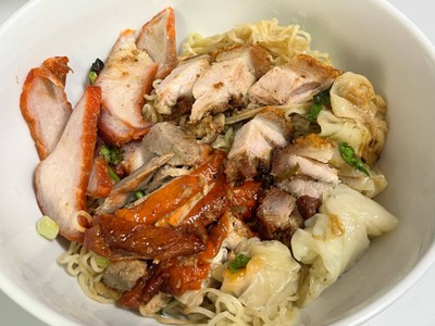 บะหมี่เกี๊ยวหมูแดงเป็ดย่างหมูกรอบพิเศษ