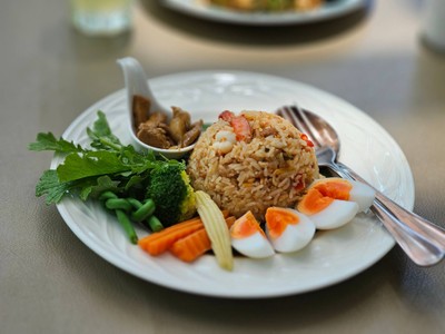 ข้าวผัดน้ำพริกลงเรือ