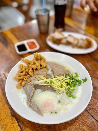 🍲 โจ๊กทุกอย่างใส่ไข่ลวก. (ราคา 70 บาท.)