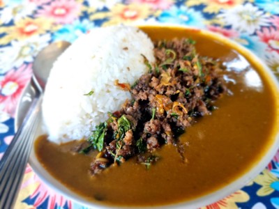 ข้าวราดแกงกะหรี่กะเพราเนื้อ