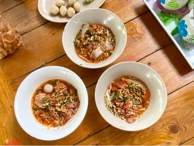 เส้นเล็กแห้งลูกชิ้นแคระ+หมูแดง