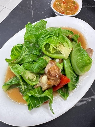 ผักแขนกหมูกรอบ