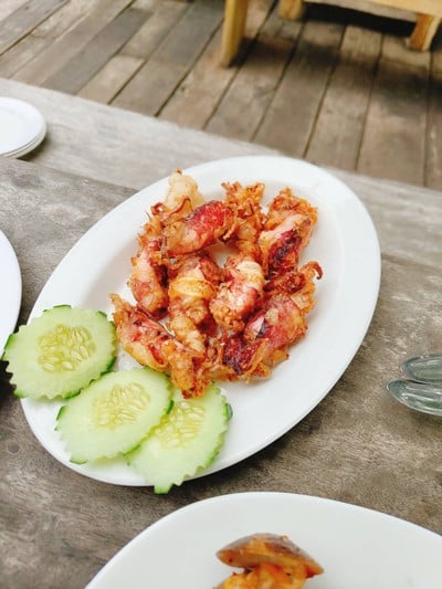 ปลาหมึกไข่แดดเดียวทอดหระเทียม