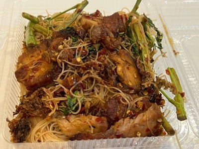 หมี่ผัดกระเฉดหมูกรอบ