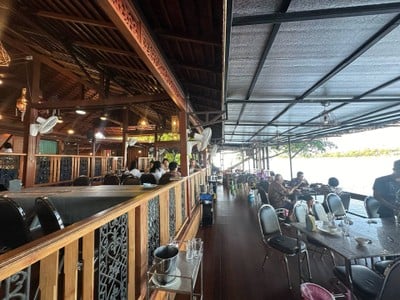 บ้านเคียงน้ำ