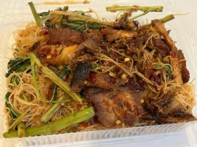หมี่ผัดกระเฉดหมูกรอบ