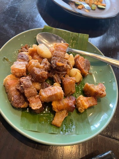 หมูกรอบคั่วน้ำปลาหวาน