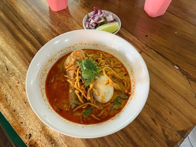 ข้าวซอยไก่ไข่ต้ม