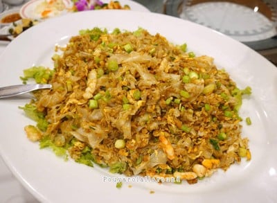 ก๋วยเตี๋ยวคั่ว ใส่กุ้งล็อบสเตอร์ 