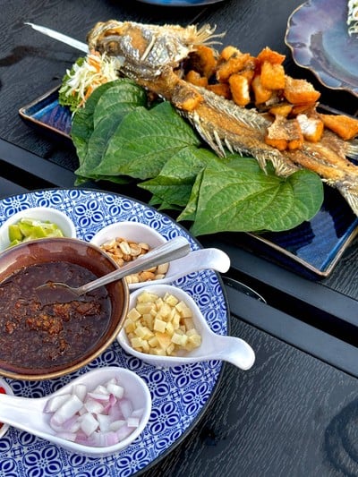 เมี่ยงปลากะพงทอด