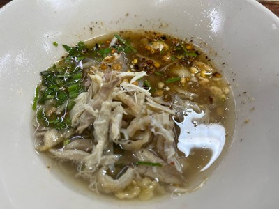 ก๋วยเตี๋ยวไก่ฉีกต้มยำ
