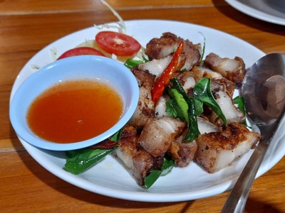 สามชั้นทอดน้ำปลา
