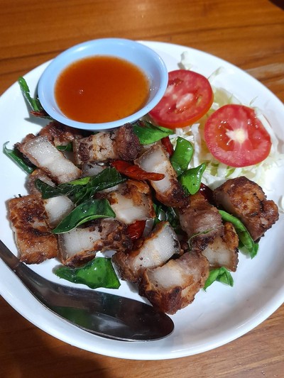 สามชั้นทอดน้ำปลา