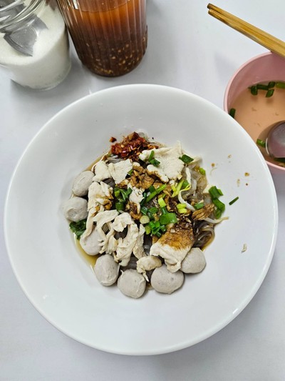 เส้นเล็กแห้ง ไก่หมัก+ลูกชิ้นเนื้อ พิเศษ