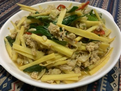 ผัดเผ็ดหน่อไม้ไก่บด