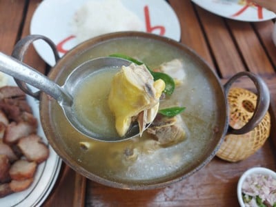 ไก่บ้านต้มเปรต