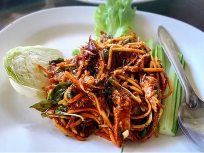 ยำคอหมูย่าง