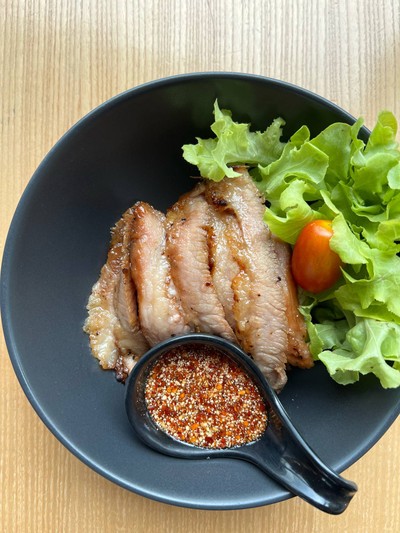 ข้าวหน้าคอหมูย่าง