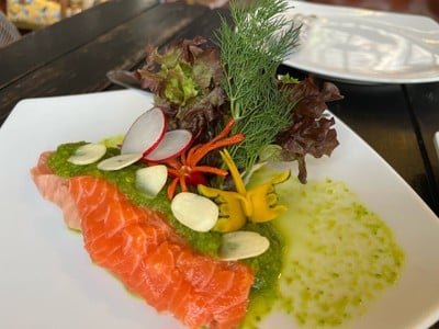 แซลมอนแซ่บ