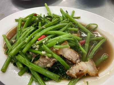 ผักบุ้งหมูกรอบ