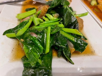 คะน้าหมูกรอบ