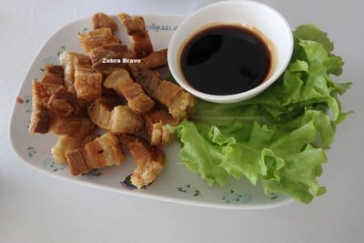 หมูกรอบจิ้มแจ่ว