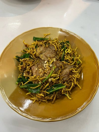 หมี่กรอบเหลืองผัดซีอิ้วใส่ไข่