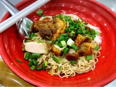 บะหมี่เี๊ยวหมูกรอบ