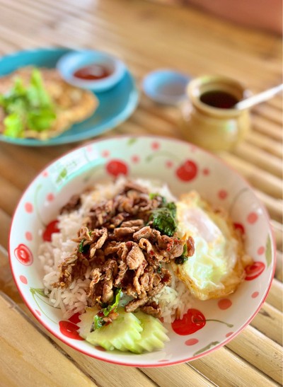 🍛 ข้าวกะเพราเนื้อไข่ดาว. (ราคา 60 บาท.)