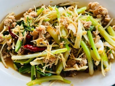 หอมชูผัดหมู