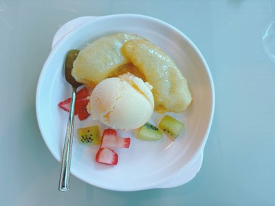 กล้วยหอมชุบแป้งทอดราดน้ำผึ้งกับไอศกรีม