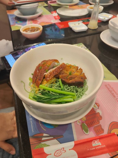 บะหมี่หยกเป็ด + หมูกรอบ