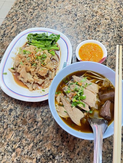 เป็ดตุ๋นเจ้าท่า 945 เป็ดพะโล้กับเส้นหมี่ผัดผักกะเฉดต้นตำหรับสาขาเดียว สาขาเดียวตลาดน้อย