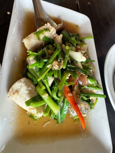 เนื้อปลากะพงผัดขึ้นช่าย