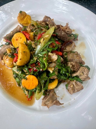 พวงไข่ผัดใบยี่หร่า