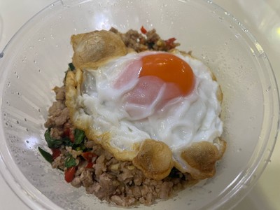 ข้าวกะเพราหมูสับไข่ดาว