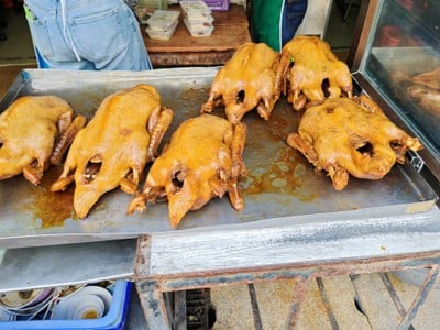 เป็ดตุ๋นเจ้าท่า 945 เป็ดพะโล้กับเส้นหมี่ผัดผักกะเฉดต้นตำหรับสาขาเดียว สาขาเดียวตลาดน้อย