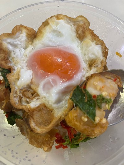 ข้าวกะเพราหมูกรอบไข่ดาว