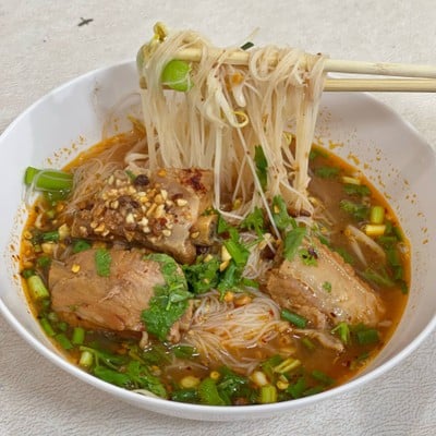 ก๋วยเตี๋ยวต้มยำซี่โครงหมู