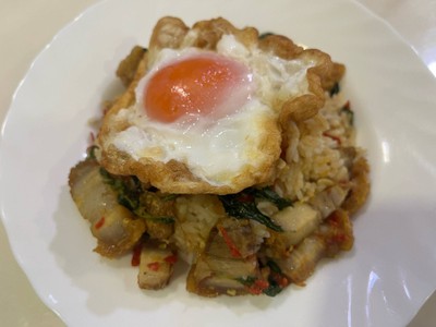 ข้าวกะเพราหมูกรอบไข่ดาว